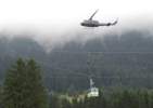 Foto: Hubschrauber seilt Mann auf Gondel ab