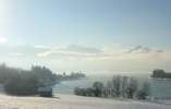 Foto: Blick ber den Forggensee, verschneite Gipfel ber Wolkenschicht