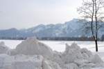 bizarre Schneehaufen vor der Kulisse des Tegelberg