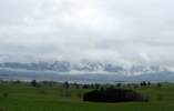 Foto: Blick über den Forggensee, der Tegelberg ist mehrschichtig mit Wolken verhangen