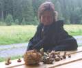 Foto: Auf einem Rastplatz im Wald: Gisela und ein paar gesammelte Pilze