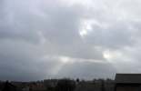 Foto: Wolkenstrahlen zwischen Schauerwolken