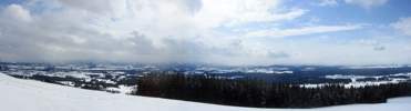 Foto: reichlich Schauer am Alpenrand, davor auch blauer Himmel (Blick vom Auerberg)