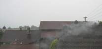 Foto: Rauch aus Nachbars Schornstein, vom Wind verwirbelt