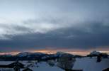 Foto: Morgenrotsaum direkt an der Alpensilhouette