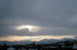 Foto: Der morgentlich Himmel ist bedeckt, bis auf eine schmale Fhnlcke am Alpenrand.