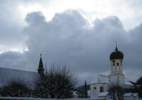 Foto: Roßhauptener Kirche vor Schauerwolken