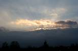 Foto: Wolkenstrahlen ber Wolkenbank vor aufehender Sonne