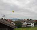 Fotos: Ballone vor trbem Himmel