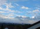 Foto: blaues Loch vor sturmverhllten Bergen