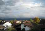 Foto: Abendstimmung tiefe Wolken, besonnter Vordergrund